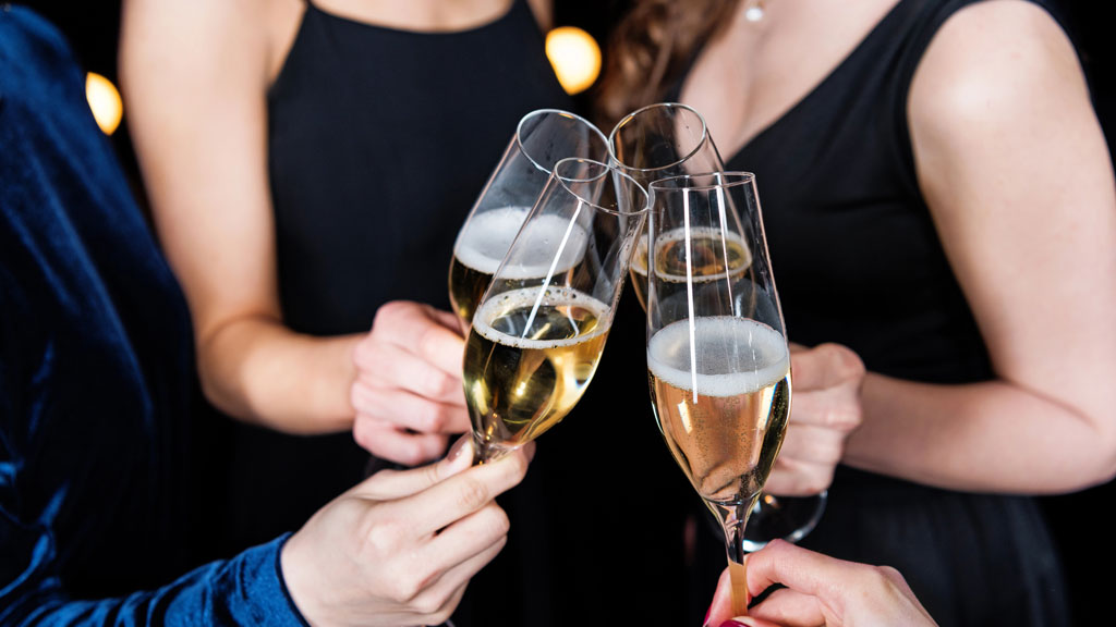 Gäste trinken Sekt