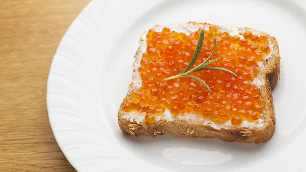 Kaviar auf gebuttertem Toast