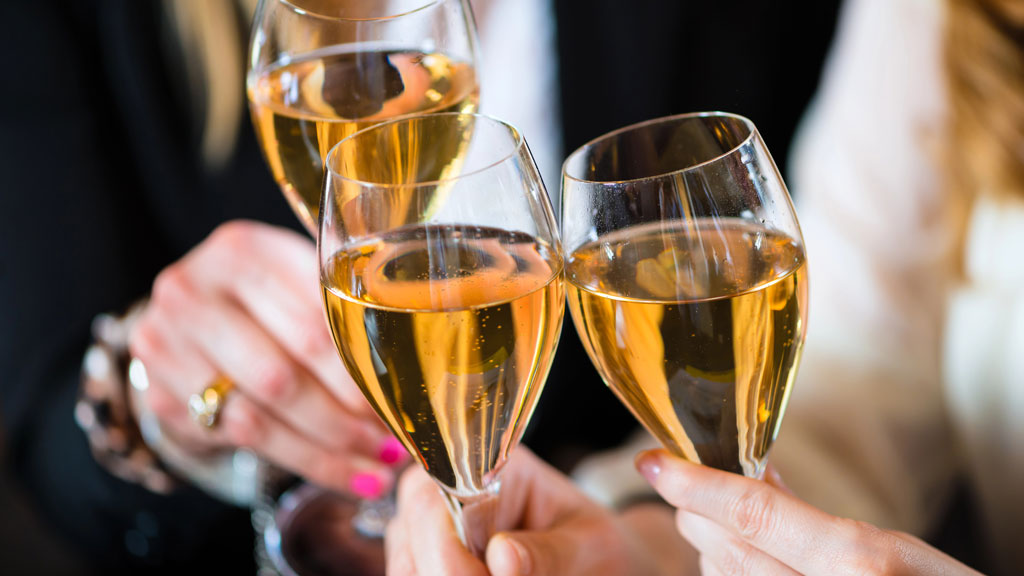 Sektglas richtig halten